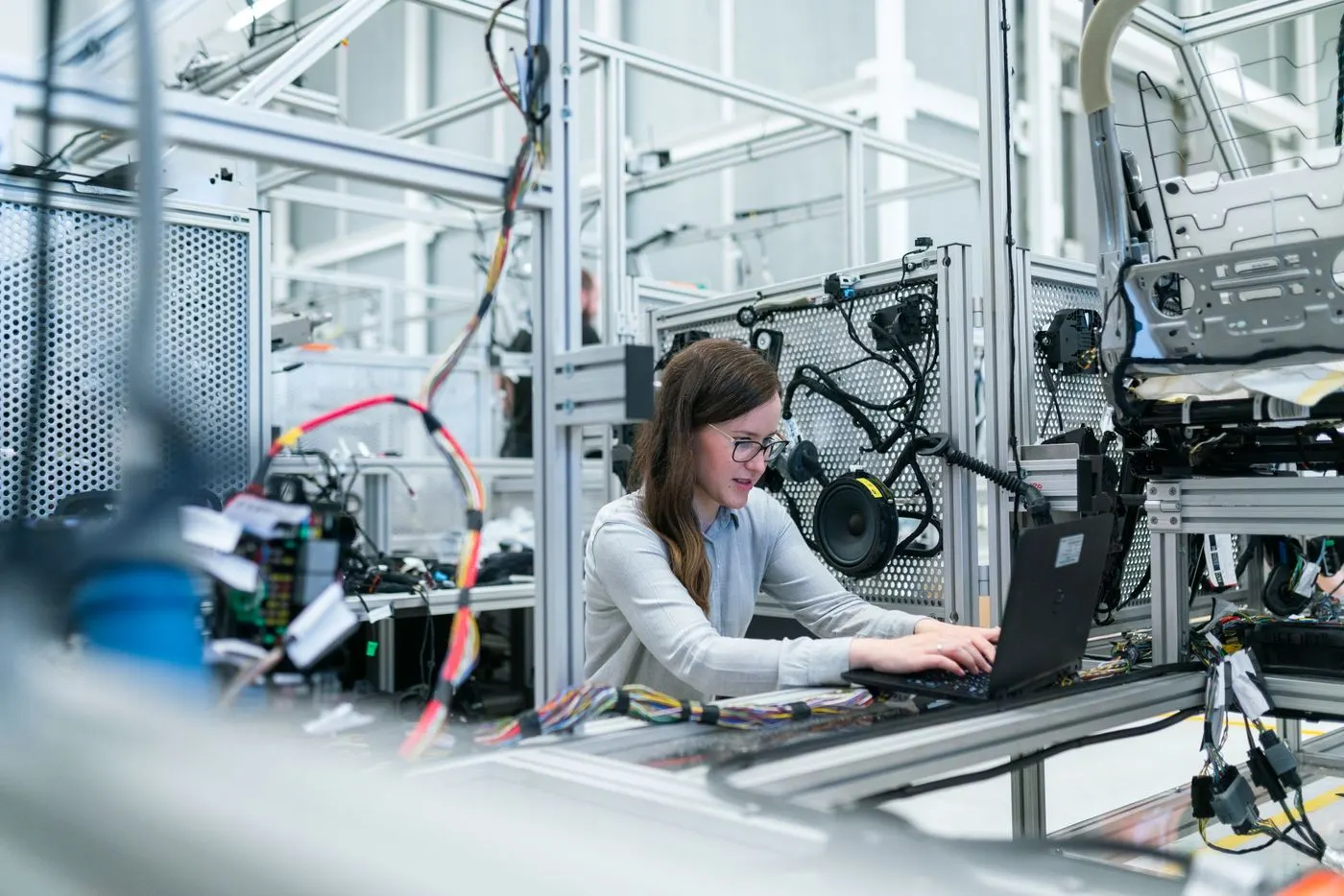 Ingénieure travaillant sur un ordinateur portable dans un atelier industriel
