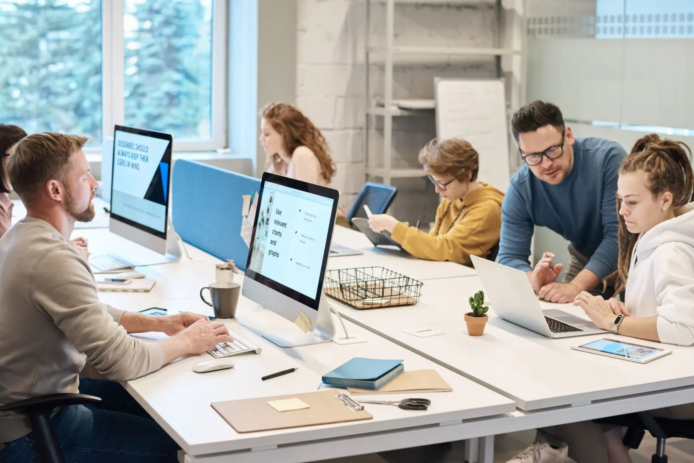 Équipe informatique au travail en open space